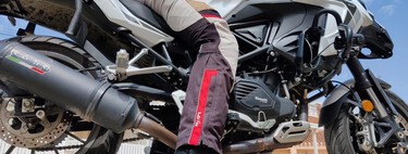 El invento revolucionario para los moteros bajitos se llama 'eleva moteros', y podrás tocar suelo. No vale tanto como piensas 