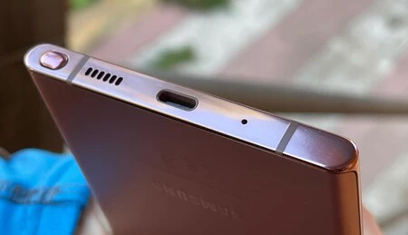 Agujero de micro a la derecha y salida de audio a la izquierda