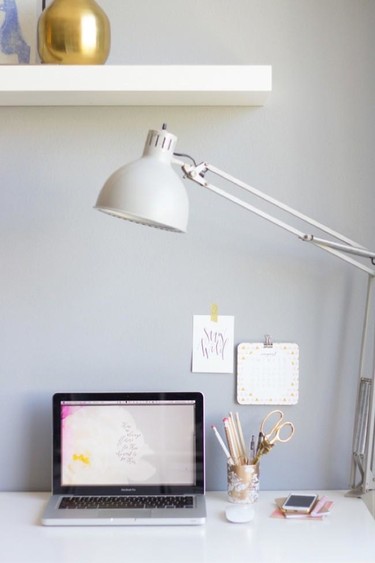 Llena de dorado tu escritorio con estas tres ideas DIY