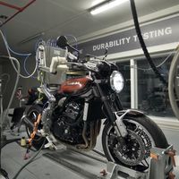 Akrapovic tiene un nuevo empleado, y es un robot que no se cansa nunca de dar gas