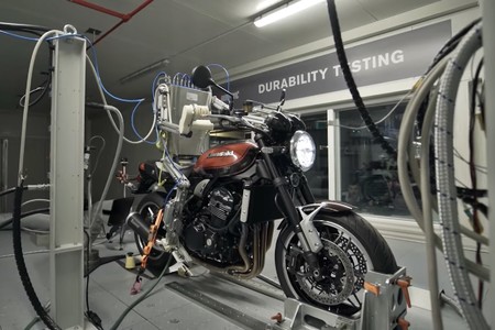 Akrapovic tiene un nuevo empleado, y es un robot que no se cansa nunca de dar gas