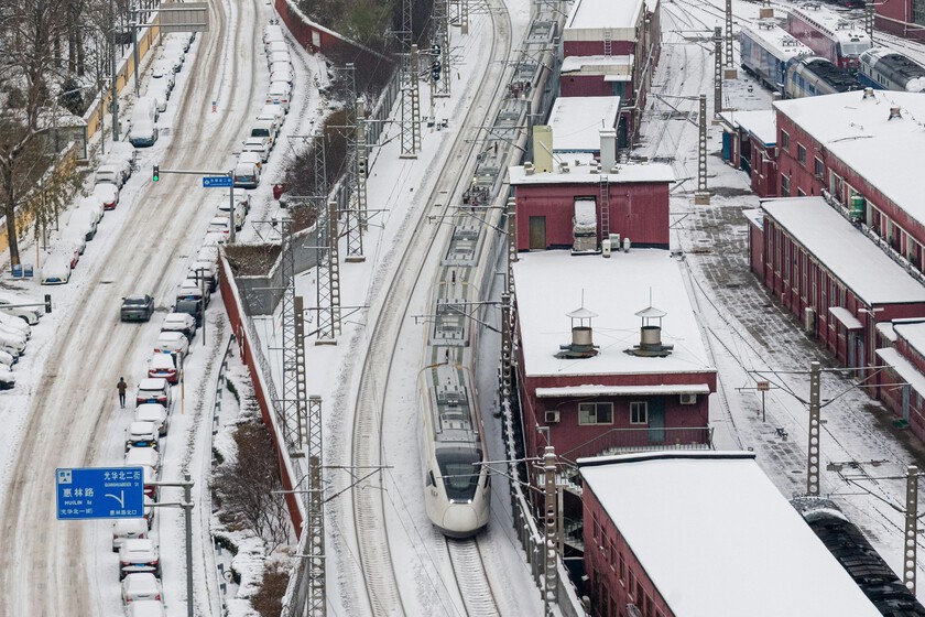 La nieve es de las pocas cosas que puede retrasar al Shinkansen en Japón. Para combatirla hay una solución tan simple como eficaz