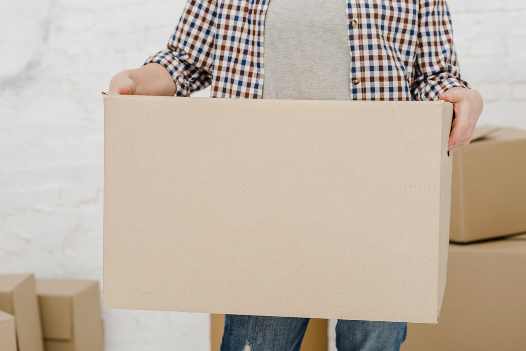 Nunca se me hubiera ocurrido usar una caja de cartón para hacer una estantería para mi despacho: es una idea para copiar