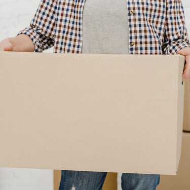 Nunca se me hubiera ocurrido usar una caja de cartón para hacer una estantería para mi despacho: es una idea para copiar