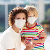 Un niño de tres años con autismo se negó a ponerse la mascarilla en el avión y expulsaron a toda la familia: ¿es adecuado?