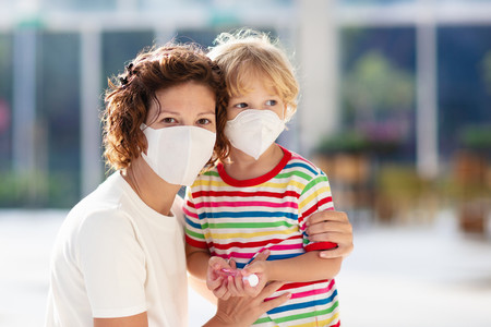 Un niño de tres años con autismo se negó a ponerse la mascarilla en el avión y expulsaron a toda la familia: ¿es adecuado?