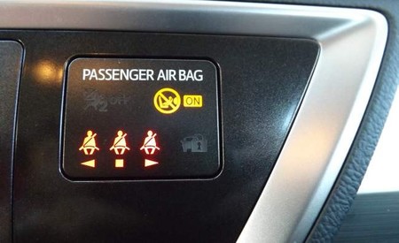 Toyota Auris Touring Sports 120D Active testigos cinturón seguridad trasero