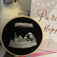 Un futuro papá ciego pudo 'ver' la primera ecografía de su bebé gracias a un bordado