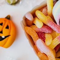 Así puedes evitar que los niños se atiborren a dulces en Halloween y prevenir el empacho y las caries