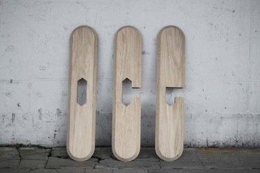 Divertida mesa desmontable en madera y cristal de color