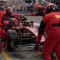 ¡Un mecánico se equivocó de rueda! El caos de Ferrari es otra dantesca parada en boxes a Carlos Sainz 