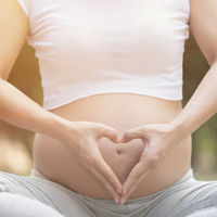 Una mujer sobrevive a dos ataques cardíacos durante su embarazo gemelar, y da a luz a sus bebés en la semana 34 de gestación