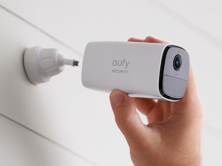 Eufy lanza en España la SoloCam E20, una cámara de exteriores con WiFi, sirena, 8 GB para guardar los vídeos y batería para 4 meses