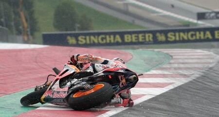 Marc Márquez corrió infiltrado en Austria y estuvo peleando por la victoria hasta que se cayó en la lluvia