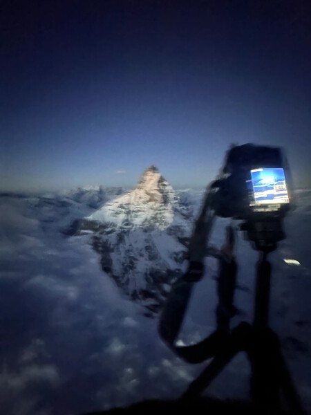 Aqui, Angel está fotografando o Matterhorn: devido às condições de iluminação muito ruins, a foto tirada com o celular está borrada