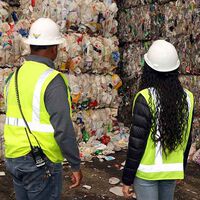 Ele economizou US$ 23 mil para comprar o trailer dos seus sonhos e guardou o dinheiro em uma caixa velha que sua esposa jogou fora, mas um funcionário da reciclagem encontrou o dinheiro 