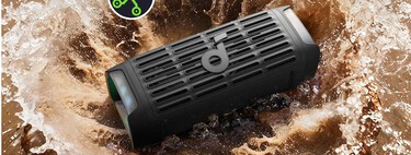 La bocina que resiste hasta la fiesta más intensa ahora está en oferta en Amazon: flota en el agua y su batería dura 16 horas 