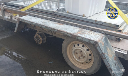 Remolque inmovilizado en la Feria de Abril de Sevilla