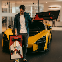 En la vida vamos a tener un McLaren o un Ferrari en casa, pero gracias a este señor podemos montar esculturas de papel de coches míticos