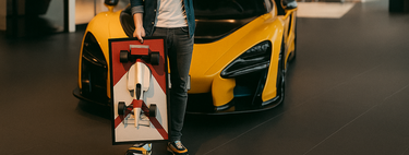 En la vida vamos a tener un McLaren o un Ferrari en casa, pero gracias a este señor podemos montar esculturas de coches míticos en papel 