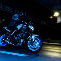 A mais recente ideia maluca da Yamaha: um sistema de escape com um motor que te faz inclinar a moto ainda mais; e pode chegar na próxima MT 