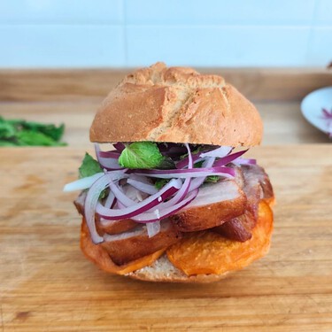 Pan con chicharrón: receta del clásico desayuno de Perú que ha puesto de moda Ibai Llanos