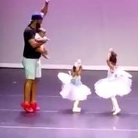 Se lanza al escenario para ayudar a su hija con miedo escénico y se convierte en protagonista de la función de fin de curso