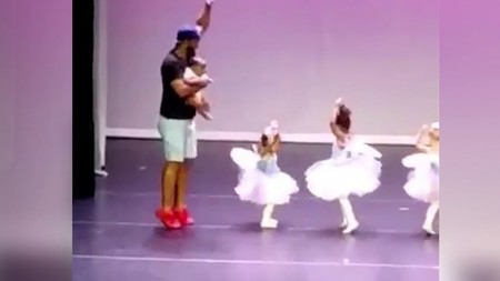 Se lanza al escenario para ayudar a su hija con miedo escénico y se convierte en protagonista de la función de fin de curso