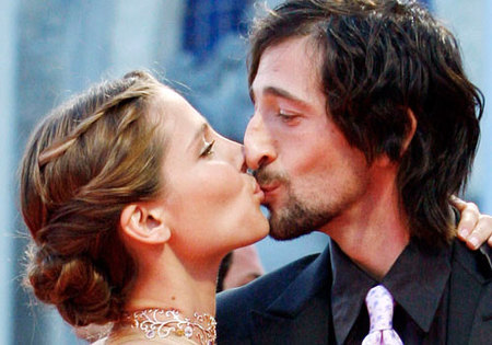 Elsa Pataky y Adrien Brody son muy empalagosos
