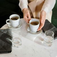 Por qué se sirve un vaso de agua con el café y cuándo hay que tomarlo, explicado por un barista. Lo estaba haciendo mal