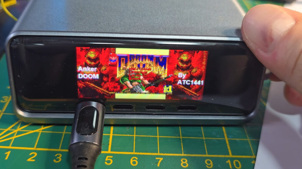 Alguien quería jugar a Doom en una batería portátil: además de conseguirlo, lo mejor ha sido lo bien que va 