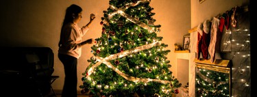 Los españoles estamos dejando de tener árboles de Navidad porque no nos caben en casa. Así que ya hay empresas alquilándolos