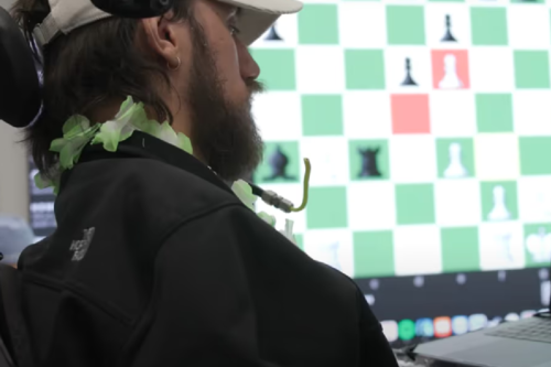 Noland Arbaugh jogando no computador. Créditos: Reprodução/Youtube/Barrow Neurological Institute