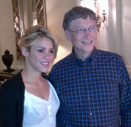Piqué se despista y Bill Gates le quita el sitio al lado de Shak