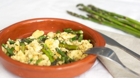Receta de revuelto de espárragos verdes