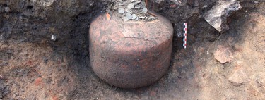 Arqueólogos na França desenterraram um jarro cheio de dezenas de milhares de moedas romanas que datam de 1.800 anos atrás 