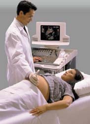 Un médico prohíbe al padre presenciar la ecografía de su bebé