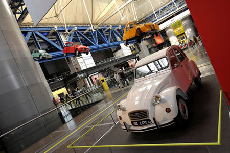 Exposición del Citroën 2CV en la Ciudad de las Ciencias y de la Industria de París