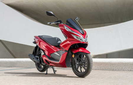 Las matriculaciones de scooters de 125 cc salvan el mes de agosto pero el acumulado de ventas de motos sigue en negativo