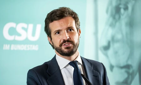 Abandonar el afeitado diario y sacar partido a una barba como la de Pablo Casado es fácil (y barato) con la recortadora más vendida de Amazon