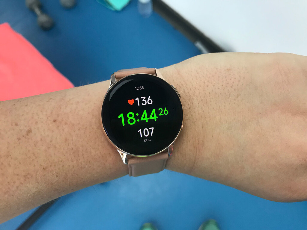 Los Samsung Galaxy Watch Active 2 comienzan a actualizarse con mejoras en deporte y localización