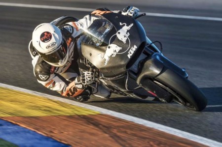 KTM ya rueda con Mika Kallio a los mandos de la RC16