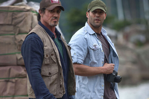 Sylvester Stallone, sobre lo peligroso de rodar con armas: "Nunca lo he dicho, pero en Los Mercenarios se me disparó una" 