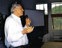 Michel Odent: "Hay que liberar la hormona del amor para mejorar los partos"