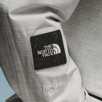 La chaqueta The North Face más ligera y cómoda para llevar en verano la tiene Sprinter a casi mitad de precio 