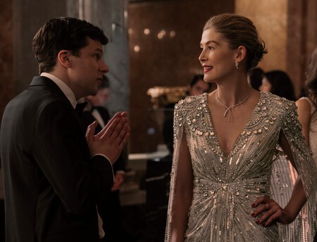 Jesse Eisenberg y Rosamund Pike