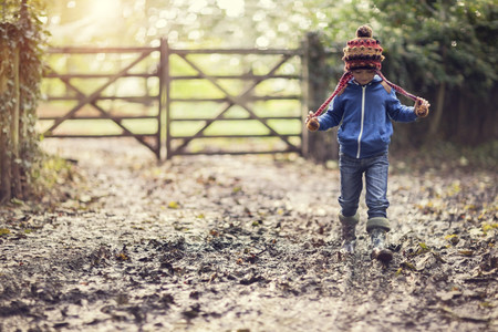 Hace frío, ¡salgamos! Por qué es importante para los niños disfrutar en la naturaleza