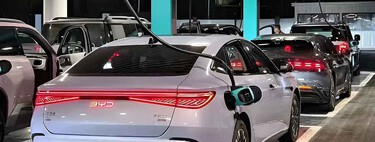 BYD revienta a Tesla: su red de supercargadores de 1.500 kW triplica a los nuevos de Elon Musk que apenas ha empezado a instalar 