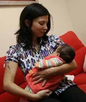 Madre echada de una biblioteca pública por amamantar a su bebé