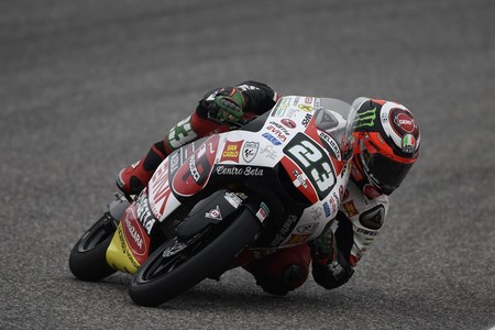 Niccolò Antonelli es el más rápido del viernes en Moto3 con Jorge Martín a casi medio segundo